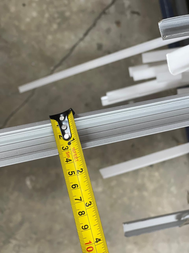 PERFIL DE ALUMINIO GRIS CON PESTAÑA BAJITO 30X10 CM 3MT