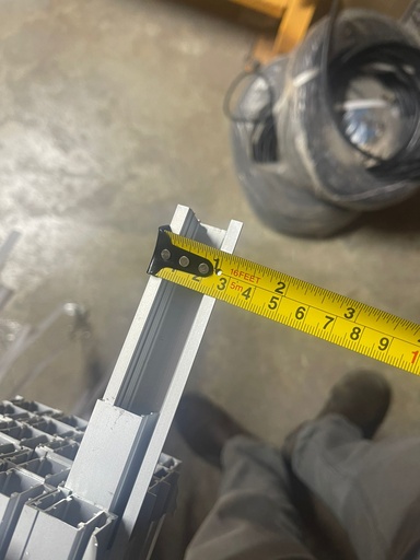 [JH2020A] PERFIL DE ALUMINIO GRIS CON PESTAÑA 2.5X2 3/8X1/4