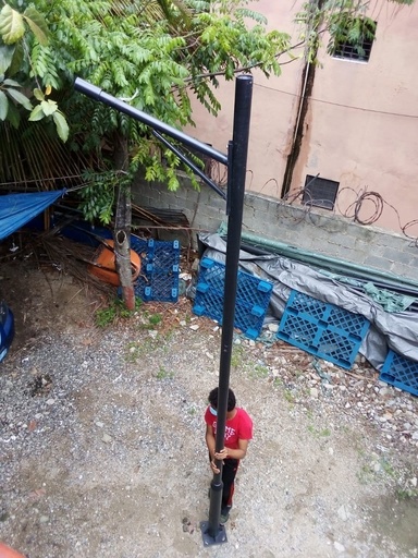 POSTE REDONDO COLOR NEGRO P/LUMINARIA  6MTS CON MEDIDA EN LA PARTE SUPERIOR DE 76.5 MM